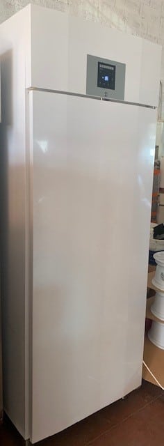 Congélateur professionnel Liebherr blanc, modèle vertical, avec panneau de contrôle numérique gris affichant des données.