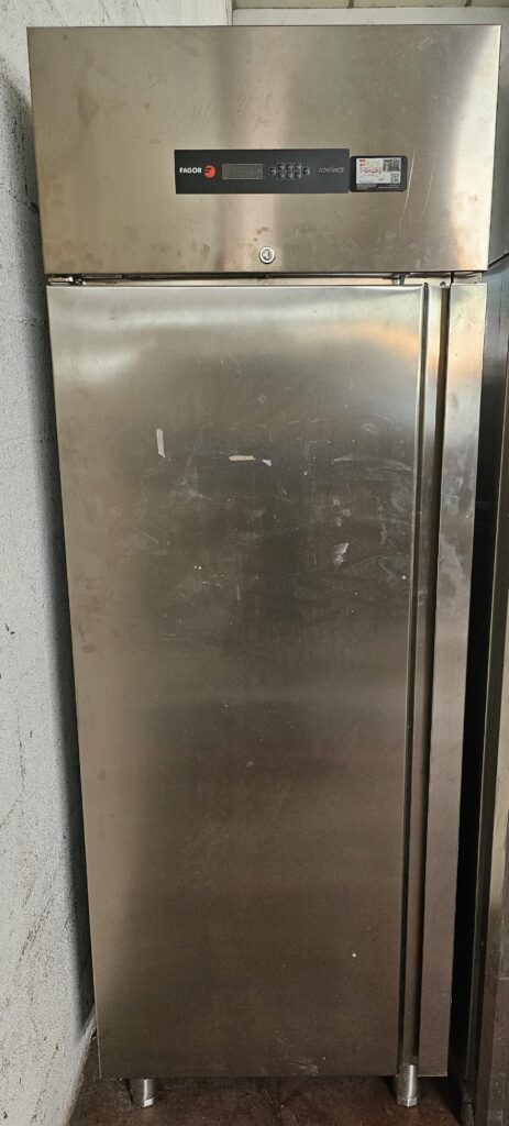 Réfrigérateur professionnel Fagor Advance en acier inoxydable, sale, avec affichage numérique et serrure.