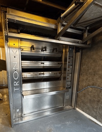 Four à soles professionnel TRONK en inox. Système de cuisson commercial à trois niveaux avec contrôles numériques.